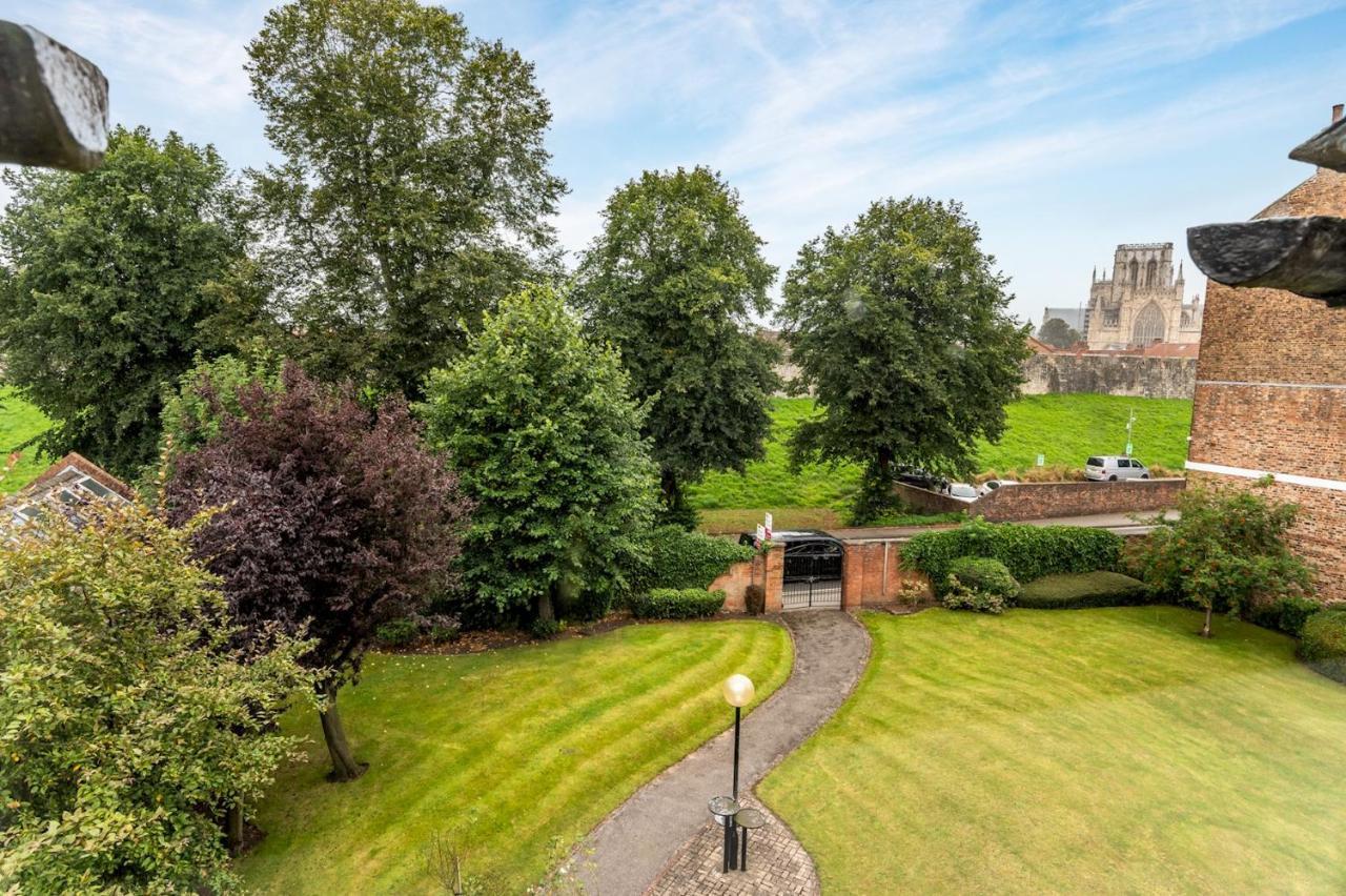 Stylish Apt With Minster Views I Pass The Keys York Exterior photo